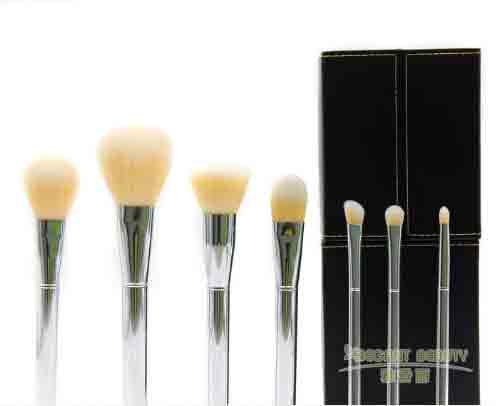 使用唇刷涂口紅，有哪些注意點？