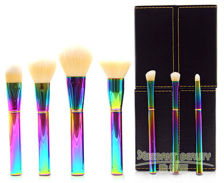 如何通過改變化妝刷的運(yùn)用方法增添妝容層次感？