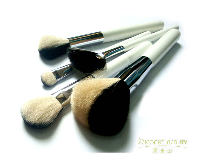 化妝刷的毛質(zhì)有哪些種類？各有什么優(yōu)缺點(diǎn)？