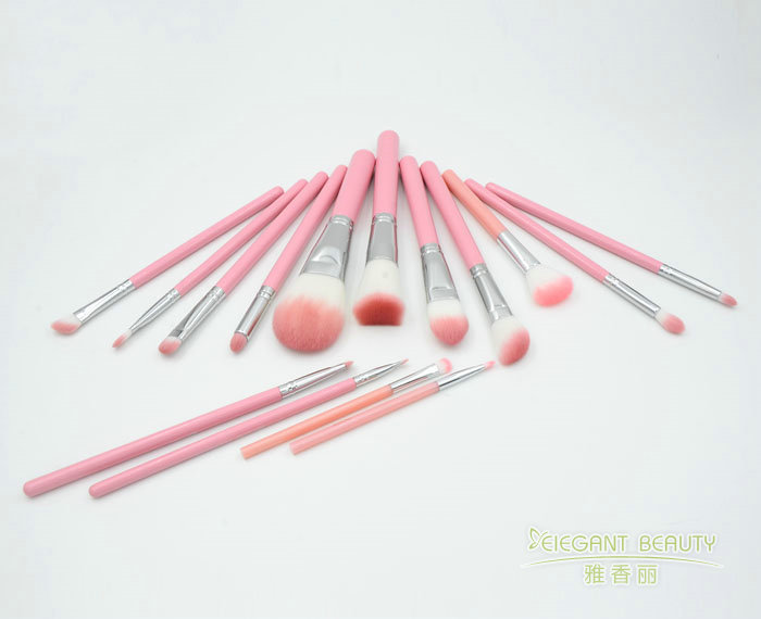 針對(duì)不同化妝技巧，應(yīng)如何選擇適合的化妝刷型號(hào)和大?。? width=