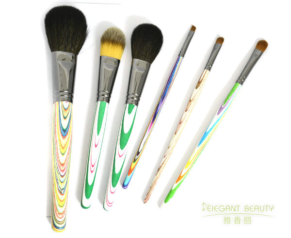 初學(xué)者應(yīng)該如何構(gòu)建自己的基礎(chǔ)化妝刷套裝？