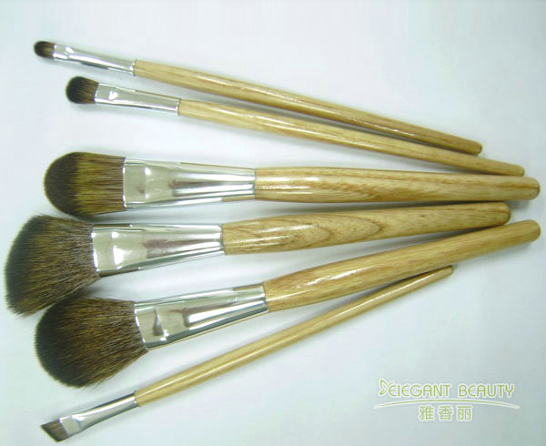 如何根據(jù)季節(jié)變化選擇合適的化妝刷材質(zhì)？