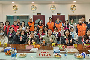 福城街道新和社區(qū)蒞臨雅香麗化妝用品（深圳）有限公司開展“巾幗綻放.婦女權(quán)益保護(hù)法介紹”書記茶話會。